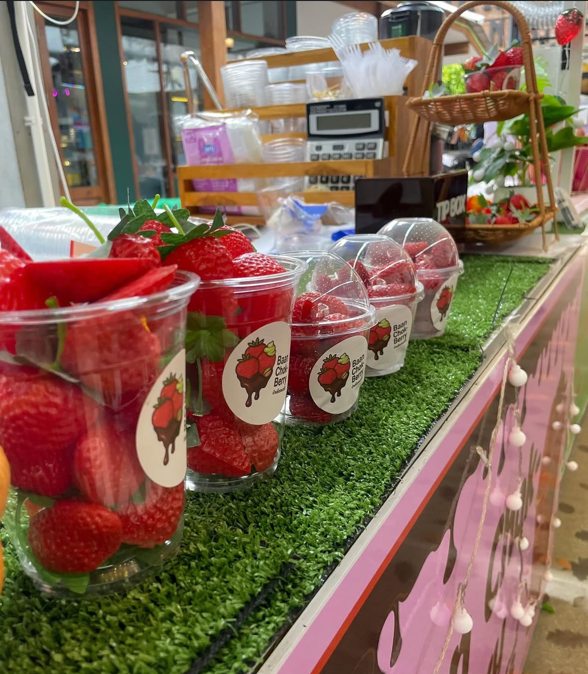 Standard Dubai chocolate strawberry cup 149 THB